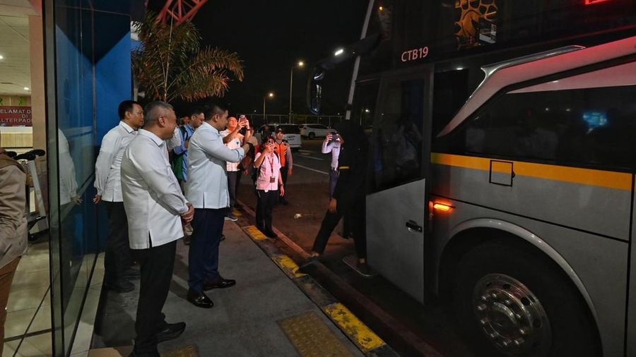 Menteri Perhubungan Dudy Purwagandhi bersama Sekretaris Kabinet Teddy Indra Wijaya memantau langsung situasi puncak arus balik Lebaran gelombang I (pertama) di Terminal Terpadu Pulo Gebang, Jakarta, Rabu (25/3) dini hari. (Chris - BKIP Kemenhub)