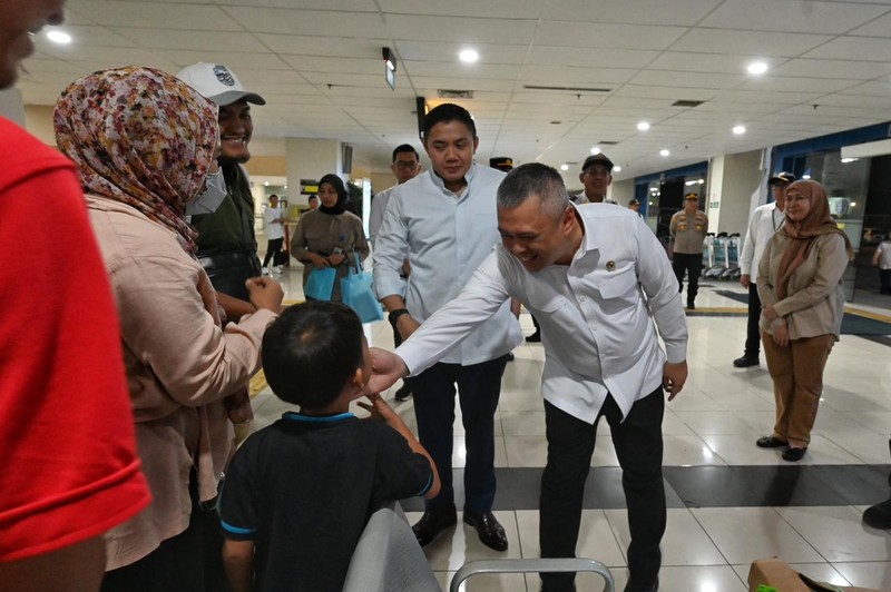 Menteri Perhubungan Dudy Purwagandhi bersama Sekretaris Kabinet Teddy Indra Wijaya memantau langsung situasi puncak arus balik Lebaran gelombang I (pertama) di Terminal Terpadu Pulo Gebang, Jakarta, Rabu (25/3) dini hari. (Chris - BKIP Kemenhub)