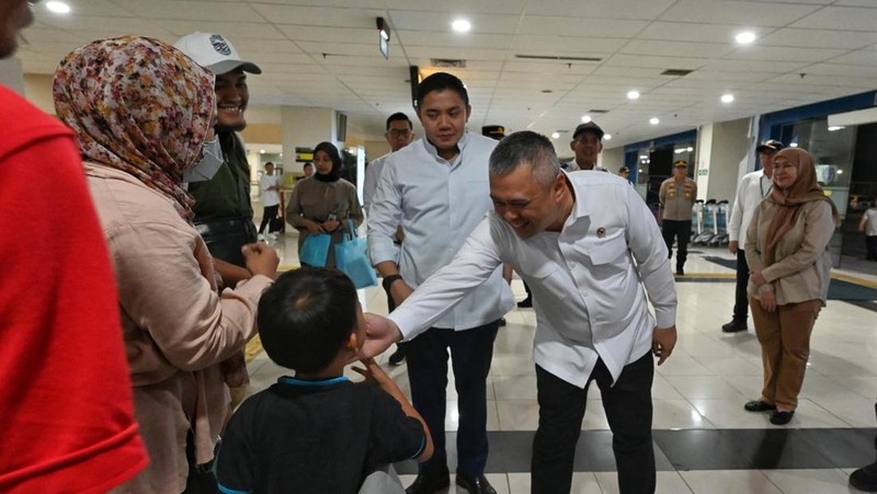 Menteri Perhubungan Dudy Purwagandhi bersama Sekretaris Kabinet Teddy Indra Wijaya memantau langsung situasi puncak arus balik Lebaran gelombang I (pertama) di Terminal Terpadu Pulo Gebang, Jakarta, Rabu (25/3) dini hari. (Chris - BKIP Kemenhub)