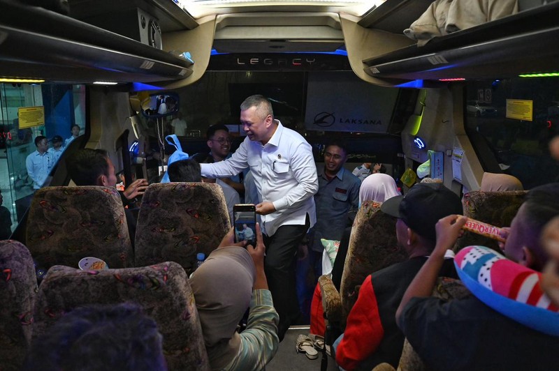 Menteri Perhubungan Dudy Purwagandhi bersama Sekretaris Kabinet Teddy Indra Wijaya memantau langsung situasi puncak arus balik Lebaran gelombang I (pertama) di Terminal Terpadu Pulo Gebang, Jakarta, Rabu (25/3) dini hari. (Chris - BKIP Kemenhub)