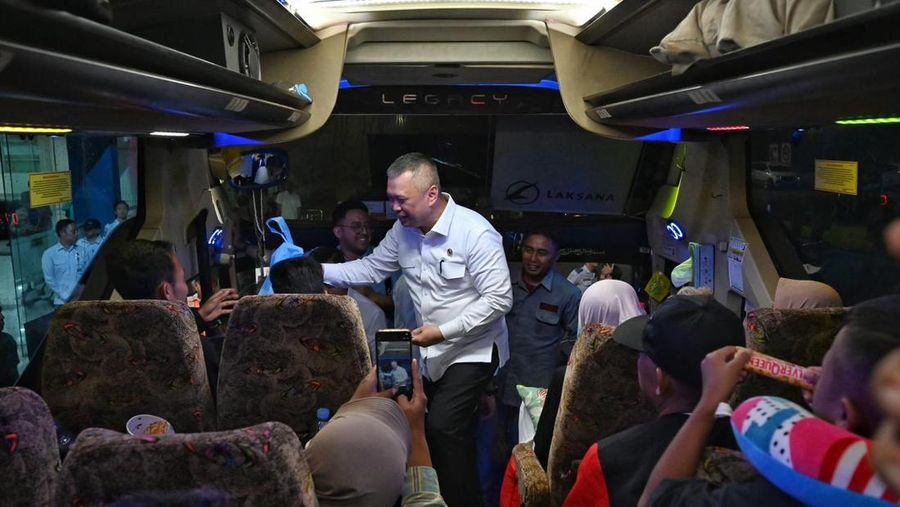 Menteri Perhubungan Dudy Purwagandhi bersama Sekretaris Kabinet Teddy Indra Wijaya memantau langsung situasi puncak arus balik Lebaran gelombang I (pertama) di Terminal Terpadu Pulo Gebang, Jakarta, Rabu (25/3) dini hari. (Chris - BKIP Kemenhub)