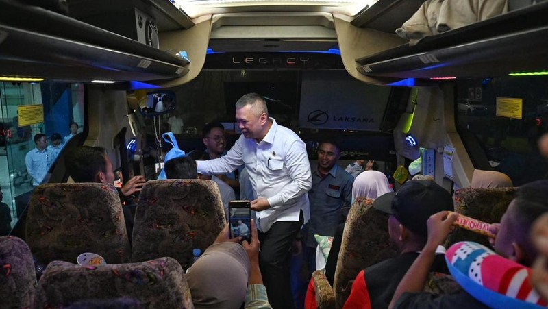 Menteri Perhubungan Dudy Purwagandhi bersama Sekretaris Kabinet Teddy Indra Wijaya memantau langsung situasi puncak arus balik Lebaran gelombang I (pertama) di Terminal Terpadu Pulo Gebang, Jakarta, Rabu (25/3) dini hari. (Chris - BKIP Kemenhub)