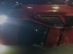 Mobil Terjun ke Kanal Dekat Rusun Rajawali Makassar, Damkar Evakuasi