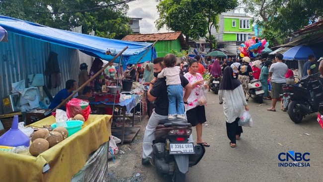 Penampakan Suasana Pasar di Jakarta Usai Lebaran, Malah Tumpah di Luar