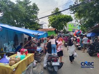 Penampakan Suasana Pasar di Jakarta Usai Lebaran, Malah Tumpah di Luar