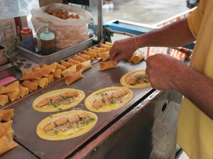 Harga Lumpia Naik Rp 7 Ribu, Penjual Salahkan Konflik di Selat Hormuz