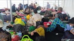 Mau Tak Mau Pemudik Sulsel Tidur di Geladak Kapal demi Kembali ke Rutinitas