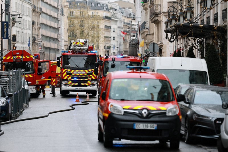 Petugas pemadam kebakaran Prancis bekerja di jalan setelah kebakaran terjadi di ruang bawah tanah Hotel Bristol bintang lima di Paris, Prancis, 25 Maret 2026. (REUTERS/Stephanie Lecocq)