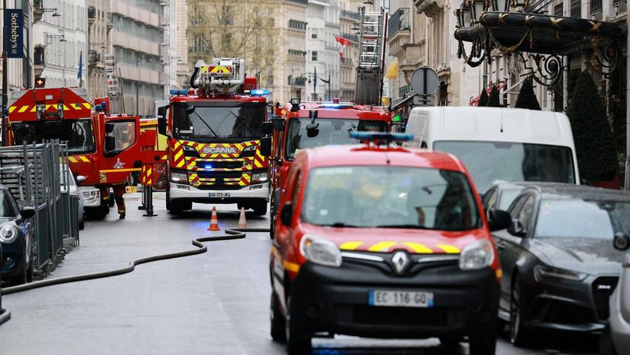Petugas pemadam kebakaran Prancis bekerja di jalan setelah kebakaran terjadi di ruang bawah tanah Hotel Bristol bintang lima di Paris, Prancis, 25 Maret 2026. (REUTERS/Stephanie Lecocq)