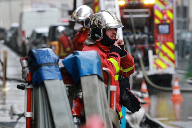 Petugas pemadam kebakaran Prancis bekerja di jalan setelah kebakaran terjadi di ruang bawah tanah Hotel Bristol bintang lima di Paris, Prancis, 25 Maret 2026. (REUTERS/Stephanie Lecocq)