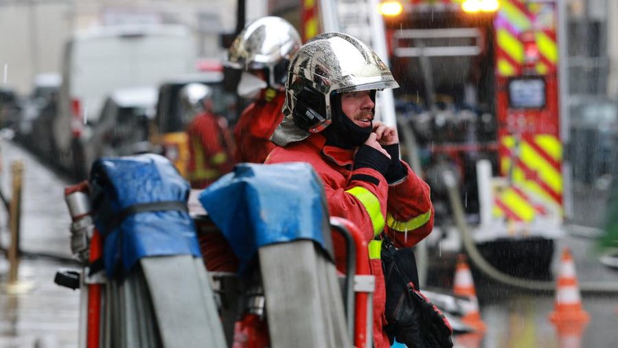 Petugas pemadam kebakaran Prancis bekerja di jalan setelah kebakaran terjadi di ruang bawah tanah Hotel Bristol bintang lima di Paris, Prancis, 25 Maret 2026. (REUTERS/Stephanie Lecocq)