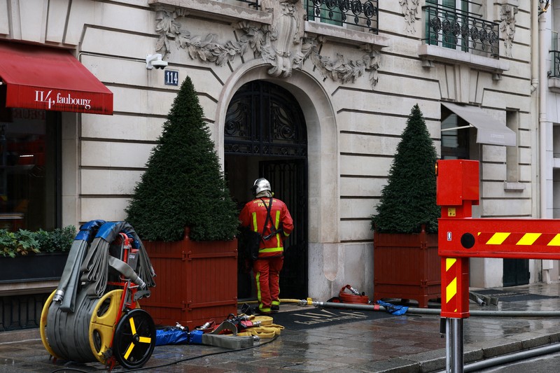 Petugas pemadam kebakaran Prancis bekerja di jalan setelah kebakaran terjadi di ruang bawah tanah Hotel Bristol bintang lima di Paris, Prancis, 25 Maret 2026. (REUTERS/Stephanie Lecocq)