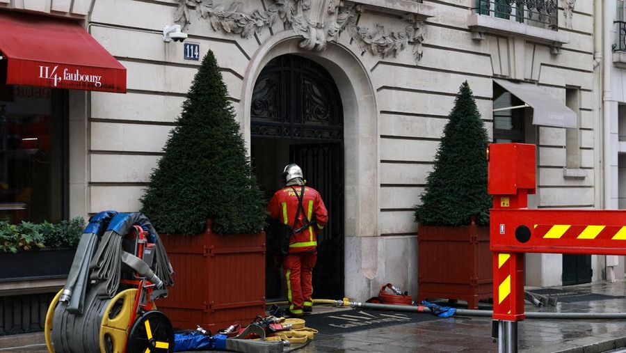 Petugas pemadam kebakaran Prancis bekerja di jalan setelah kebakaran terjadi di ruang bawah tanah Hotel Bristol bintang lima di Paris, Prancis, 25 Maret 2026. (REUTERS/Stephanie Lecocq)