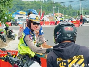 Polres Garut Kerahkan Polwan Jamu Pengendara Terjebak One Way