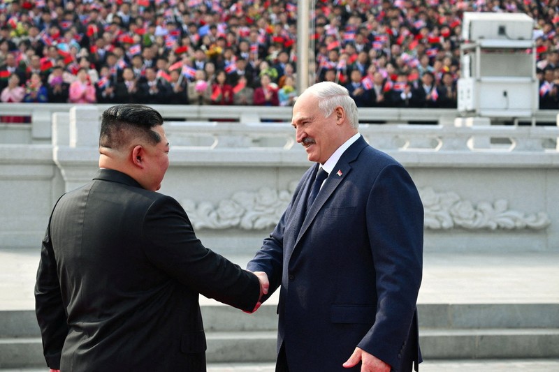 Presiden Belarusia Alexander Lukashenko dan pemimpin Korea Utara Kim Jong Un berjalan bersama saat pertemuan di Pyongyang, Korea Utara, 25 Maret 2026. (President of the Republic of Belarus/Handout via REUTERS)