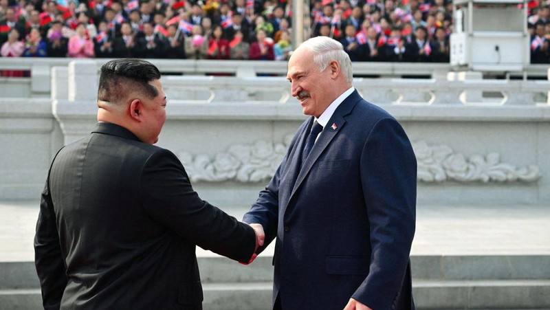 Presiden Belarusia Alexander Lukashenko dan pemimpin Korea Utara Kim Jong Un berjalan bersama saat pertemuan di Pyongyang, Korea Utara, 25 Maret 2026. (President of the Republic of Belarus/Handout via REUTERS)