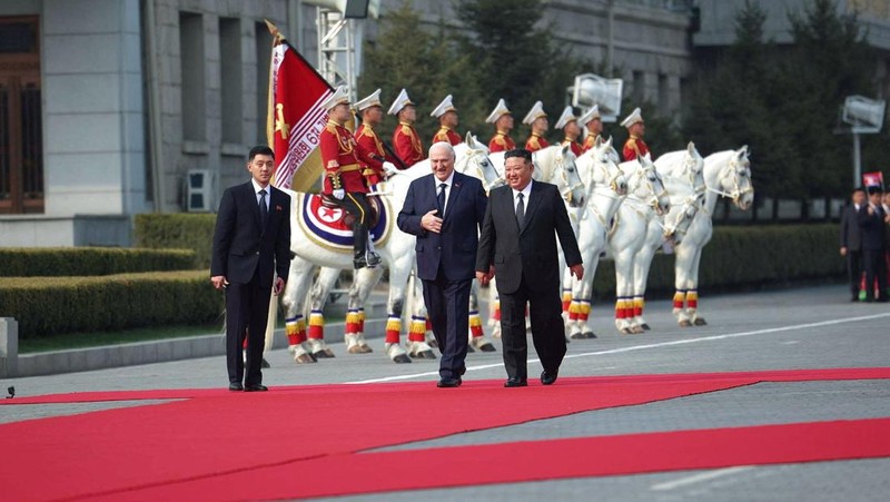 Presiden Belarusia Alexander Lukashenko dan pemimpin Korea Utara Kim Jong Un berjalan bersama saat pertemuan di Pyongyang, Korea Utara, 25 Maret 2026. (President of the Republic of Belarus/Handout via REUTERS)