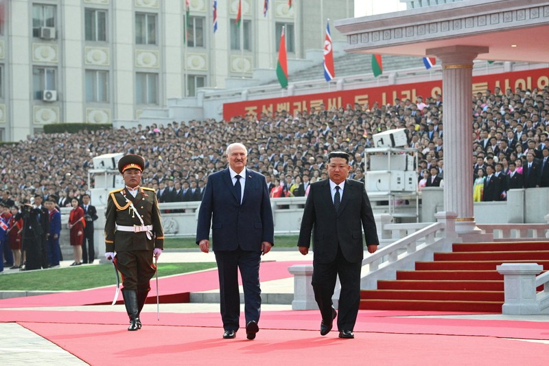 Presiden Belarusia Alexander Lukashenko dan pemimpin Korea Utara Kim Jong Un berjalan bersama saat pertemuan di Pyongyang, Korea Utara, 25 Maret 2026. (President of the Republic of Belarus/Handout via REUTERS)