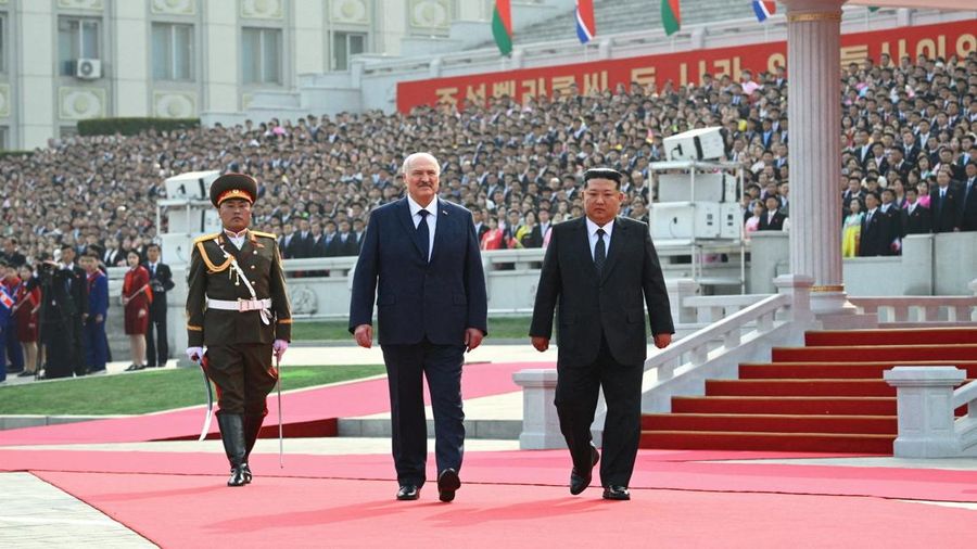 Presiden Belarusia Alexander Lukashenko dan pemimpin Korea Utara Kim Jong Un berjalan bersama saat pertemuan di Pyongyang, Korea Utara, 25 Maret 2026. (President of the Republic of Belarus/Handout via REUTERS)