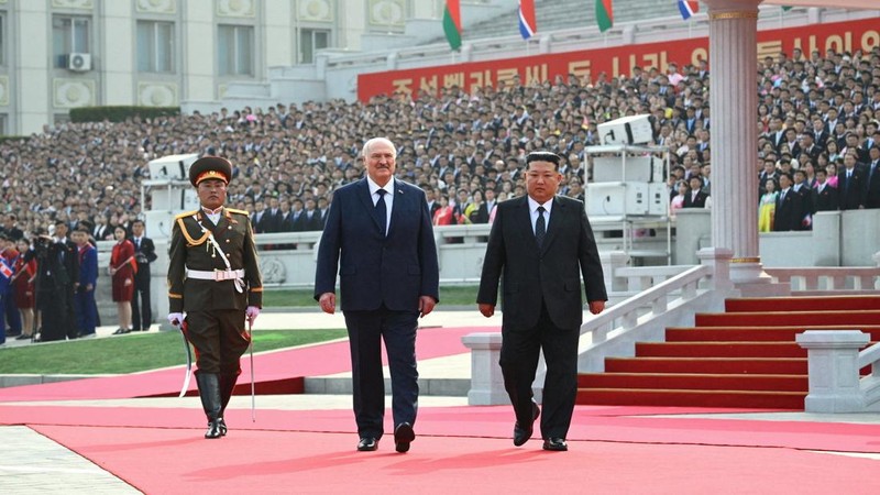 Presiden Belarusia Alexander Lukashenko dan pemimpin Korea Utara Kim Jong Un berjalan bersama saat pertemuan di Pyongyang, Korea Utara, 25 Maret 2026. (President of the Republic of Belarus/Handout via REUTERS)