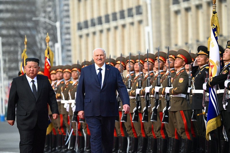 Presiden Belarusia Alexander Lukashenko dan pemimpin Korea Utara Kim Jong Un berjalan bersama saat pertemuan di Pyongyang, Korea Utara, 25 Maret 2026. (President of the Republic of Belarus/Handout via REUTERS)