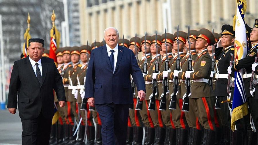 Presiden Belarusia Alexander Lukashenko dan pemimpin Korea Utara Kim Jong Un berjalan bersama saat pertemuan di Pyongyang, Korea Utara, 25 Maret 2026. (President of the Republic of Belarus/Handout via REUTERS)