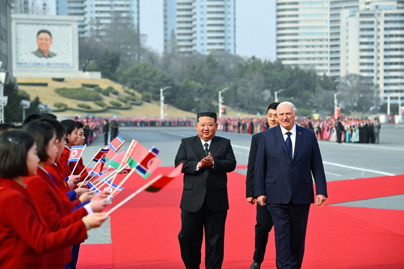 Presiden Belarusia Alexander Lukashenko dan pemimpin Korea Utara Kim Jong Un berjalan bersama saat pertemuan di Pyongyang, Korea Utara, 25 Maret 2026. (President of the Republic of Belarus/Handout via REUTERS)