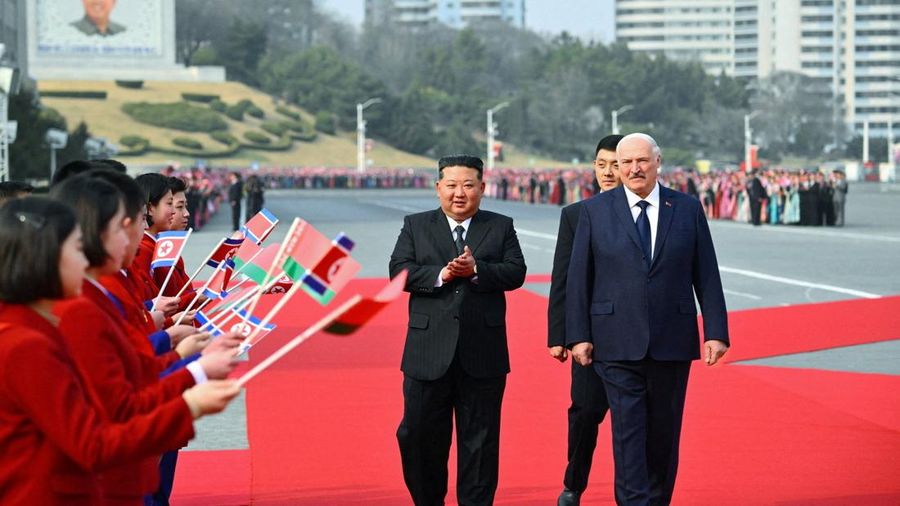 Presiden Belarusia Alexander Lukashenko dan pemimpin Korea Utara Kim Jong Un berjalan bersama saat pertemuan di Pyongyang, Korea Utara, 25 Maret 2026. (President of the Republic of Belarus/Handout via REUTERS)