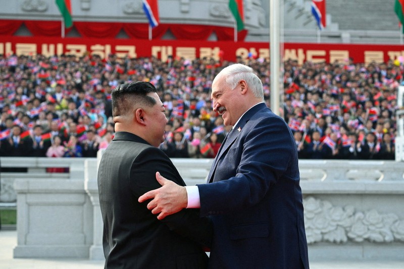 Presiden Belarusia Alexander Lukashenko dan pemimpin Korea Utara Kim Jong Un berjalan bersama saat pertemuan di Pyongyang, Korea Utara, 25 Maret 2026. (President of the Republic of Belarus/Handout via REUTERS)