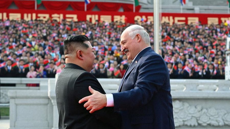 Presiden Belarusia Alexander Lukashenko dan pemimpin Korea Utara Kim Jong Un berjalan bersama saat pertemuan di Pyongyang, Korea Utara, 25 Maret 2026. (President of the Republic of Belarus/Handout via REUTERS)