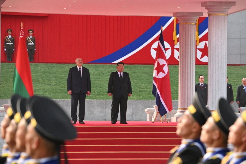 Presiden Belarusia Alexander Lukashenko dan pemimpin Korea Utara Kim Jong Un berjalan bersama saat pertemuan di Pyongyang, Korea Utara, 25 Maret 2026. (President of the Republic of Belarus/Handout via REUTERS)