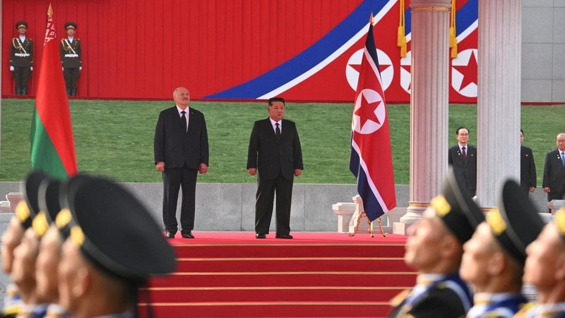 Presiden Belarusia Alexander Lukashenko dan pemimpin Korea Utara Kim Jong Un berjalan bersama saat pertemuan di Pyongyang, Korea Utara, 25 Maret 2026. (President of the Republic of Belarus/Handout via REUTERS)