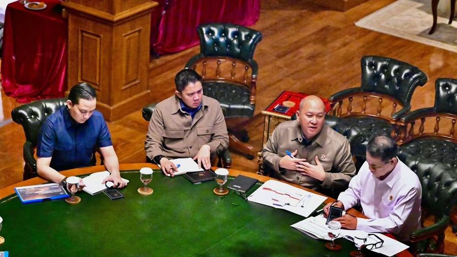 Presiden Prabowo bersama Menteri Investasi Rosan Roeslani & beberapa Menteri Kabinet Merah Putih lainnya di Hambalang. (Instagram/sekretariat.kabinet)