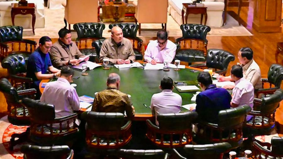 Presiden Prabowo menerima Kepala Danantara sekaligus Menteri Investasi Bapak Rosan Roeslani bersama beberapa Menteri Kabinet Merah Putih lainnya di kediaman Hambalang, Rabu 25 Maret 2026. (Instagram/sekretariat.kabinet)