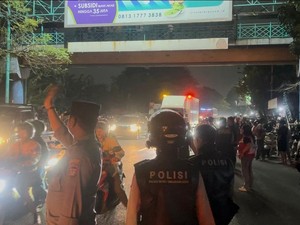 Heboh Pria di Tangerang Panjat Papan Reklame Diduga Hendak Bunuh Diri