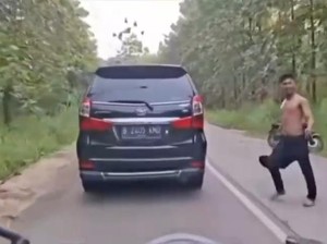 Aksi Pria Misterius Sabet Pemotor di Tuban Bikin Resah