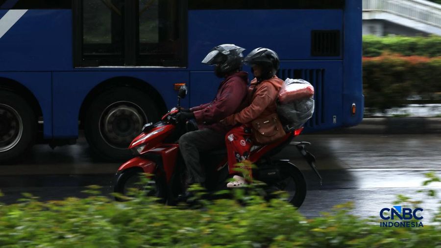 Sejumlah pemudik sepeda motor mulai memadati kawasan Jalan Raya Kalimalang, Jakarta Timur, Rabu (25/3/2026). (CNBC Indonesia/Tri Susilo)