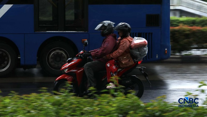 Sejumlah pemudik sepeda motor mulai memadati kawasan Jalan Raya Kalimalang, Jakarta Timur, Rabu (25/3/2026). (CNBC Indonesia/Tri Susilo)