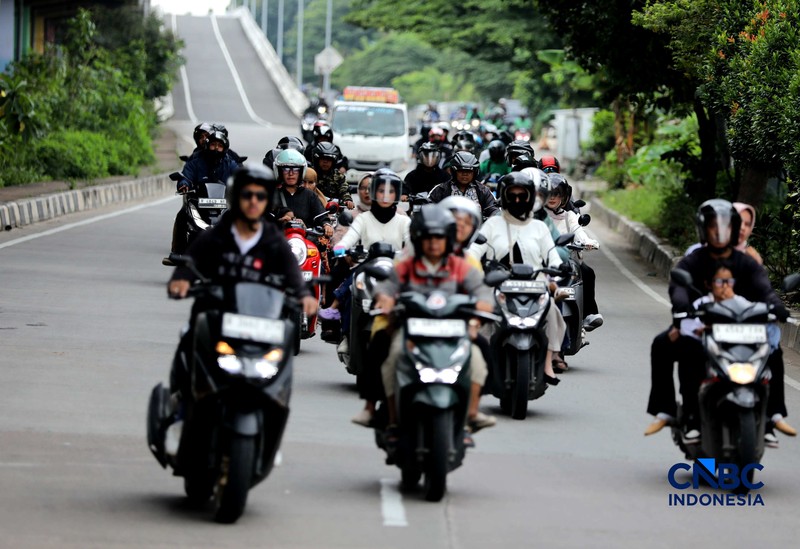 Sejumlah pemudik sepeda motor mulai memadati kawasan Jalan Raya Kalimalang, Jakarta Timur, Rabu (25/3/2026). (CNBC Indonesia/Tri Susilo)
