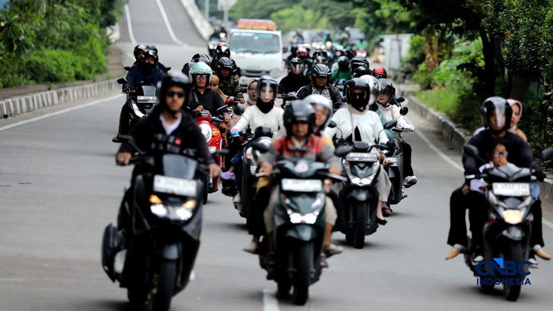 Sejumlah pemudik sepeda motor mulai memadati kawasan Jalan Raya Kalimalang, Jakarta Timur, Rabu (25/3/2026). (CNBC Indonesia/Tri Susilo)