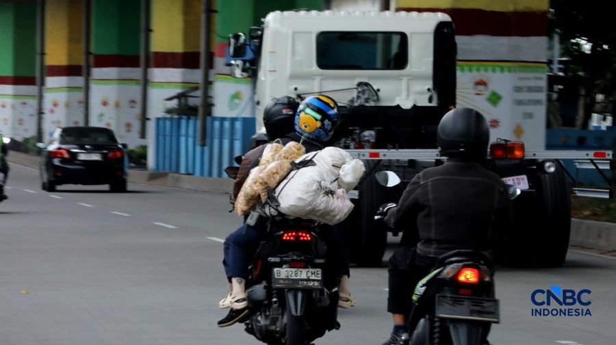 Sejumlah pemudik sepeda motor mulai memadati kawasan Jalan Raya Kalimalang, Jakarta Timur, Rabu (25/3/2026). (CNBC Indonesia/Tri Susilo)