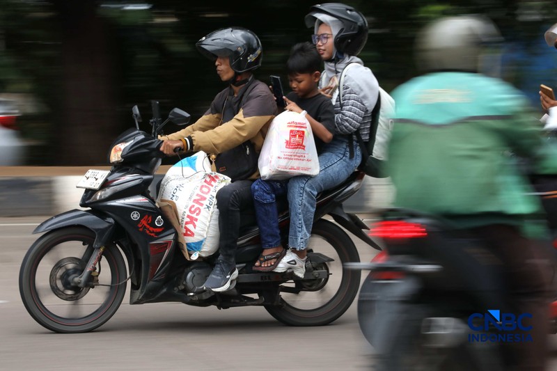 Sejumlah pemudik sepeda motor mulai memadati kawasan Jalan Raya Kalimalang, Jakarta Timur, Rabu (25/3/2026). (CNBC Indonesia/Tri Susilo)