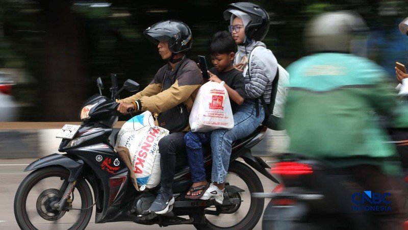 Sejumlah pemudik sepeda motor mulai memadati kawasan Jalan Raya Kalimalang, Jakarta Timur, Rabu (25/3/2026). (CNBC Indonesia/Tri Susilo)