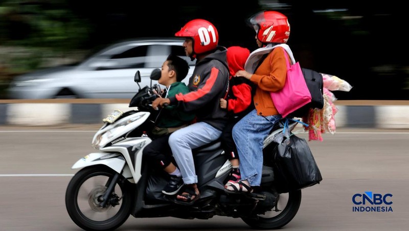 Sejumlah pemudik sepeda motor mulai memadati kawasan Jalan Raya Kalimalang, Jakarta Timur, Rabu (25/3/2026). (CNBC Indonesia/Tri Susilo)