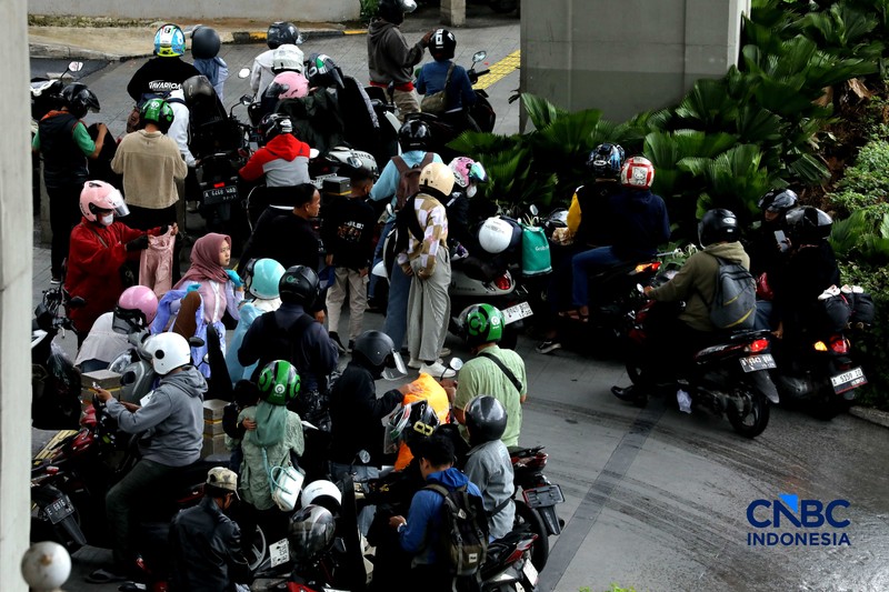 Sejumlah pemudik sepeda motor mulai memadati kawasan Jalan Raya Kalimalang, Jakarta Timur, Rabu (25/3/2026). (CNBC Indonesia/Tri Susilo)