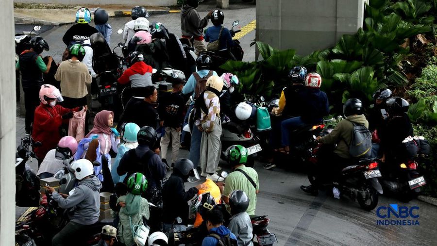 Sejumlah pemudik sepeda motor mulai memadati kawasan Jalan Raya Kalimalang, Jakarta Timur, Rabu (25/3/2026). (CNBC Indonesia/Tri Susilo)