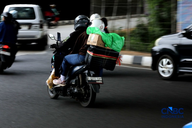 Sejumlah pemudik sepeda motor mulai memadati kawasan Jalan Raya Kalimalang, Jakarta Timur, Rabu (25/3/2026). (CNBC Indonesia/Tri Susilo)