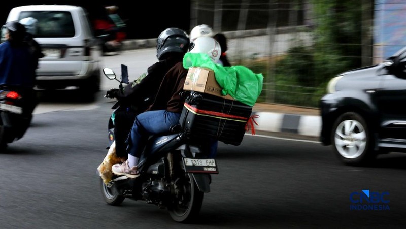 Sejumlah pemudik sepeda motor mulai memadati kawasan Jalan Raya Kalimalang, Jakarta Timur, Rabu (25/3/2026). (CNBC Indonesia/Tri Susilo)