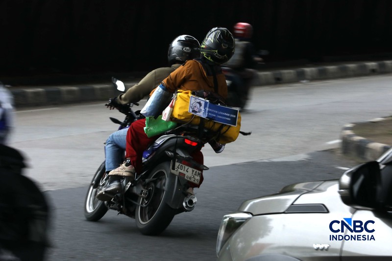 Sejumlah pemudik sepeda motor mulai memadati kawasan Jalan Raya Kalimalang, Jakarta Timur, Rabu (25/3/2026). (CNBC Indonesia/Tri Susilo)