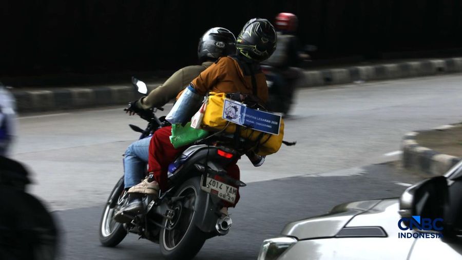 Sejumlah pemudik sepeda motor mulai memadati kawasan Jalan Raya Kalimalang, Jakarta Timur, Rabu (25/3/2026). (CNBC Indonesia/Tri Susilo)